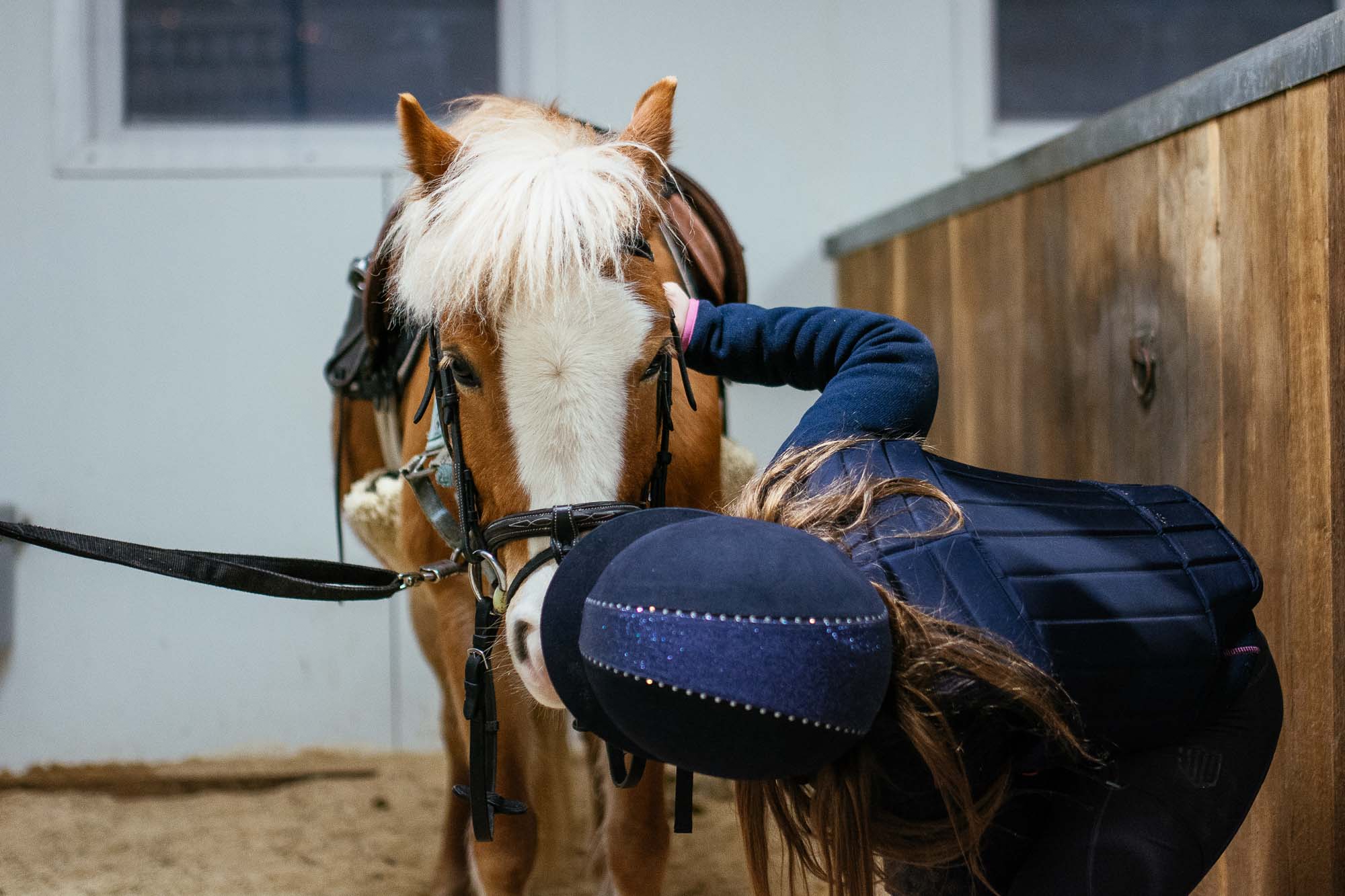 Barnpussar på ponnyns mule